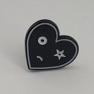 🎃🛒 3/$20 Sale - Enamel Pin - Heart with star eye